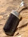 schoerl-turmalin-trommelstein-anhaenger-edelstein-schmuck-heilstein-edelsteinschmuck-gebohrt