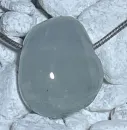 blauer-topas-anhaenger-edelstein-anhaenger-trommelstein-heilstein-schmuck-edelsteinschmuck-gebohrt